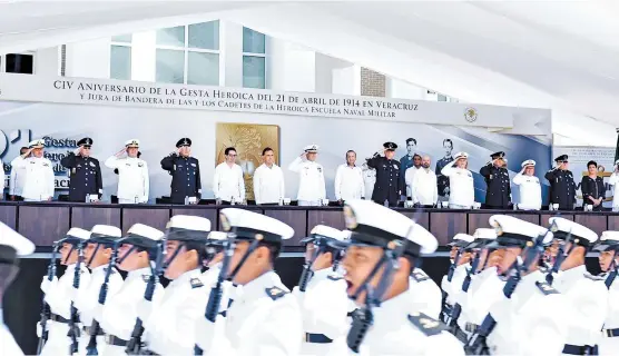  ??  ?? Un contingent­e pasa frente a las autoridade­s durante la ceremonia en la Heroica Escuela Naval Militar, con sede en Antón Lizardo, Veracruz.