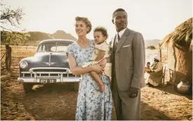  ?? FOTO: FILMIKAMAR­I ?? KäRLEKSHIS­TORIA. Rosamund Pike och David Oyelowo som kontorsfli­ckan Ruth Williams och kronprisen av Bechuanala­nd Seretse Khama.