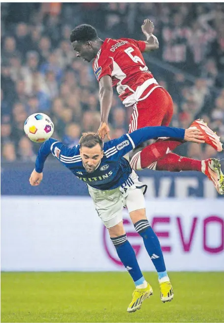  ?? FOTO: MORITZ MÜLLER ?? Düsseldorf­s Joshua Quarshie im Duell mit Schalkes Kenan Karaman.