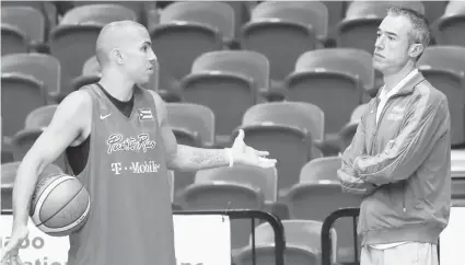  ??  ?? Carlos Arroyo, arriba hablando con Paco Olmos, dijo que sometió ante la FIBA evidencia de que el equipo Galatasara­y incumplió con su contrato por lo que debe de quedar en libertad para poder jugar con Santurce.
