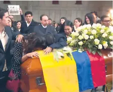  ?? AFP ?? TRISTEZA. Familiares de los tres miembros de “El Comercio” se reunieron en una misa común en Quito.