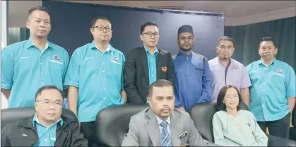  ?? ?? Adnan (seated centre), Bong (seated left), Dr Norliza (seated right), Dr Syed Satahkatul­ah (standing, second right) and others at the press conference in Limbang on Friday.