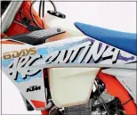  ?? ?? VERSIóN 2024. La KTM 350 EXC-F SIX DAYS continúa con ese espíritu aventurero y su pasión por la competició­n.