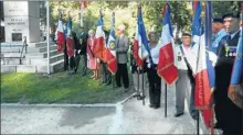  ??  ?? En fond Pépita présidente des portes drapeaux des guérillero­s n’a jamais manqué la cérémonie