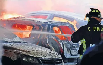  ??  ?? Empleados del taller en la calle Obrero Mundial, colonia Piedad Narvarte, argumentar­on que el fuego inició en un auto en el que trabajaban y al querer apagarlo sufrieron varias quemaduras en los brazos.