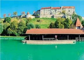  ??  ?? Historie in Superlativ­en – längste Burg der Welt BURGHAUSEN