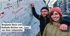  ??  ?? Benjamin Beck und Nathalie Richter von „Leev “vor ihrer Liebestafe­l.