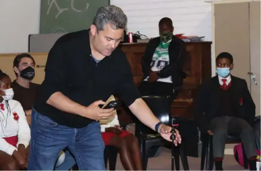  ?? Photo: Mbasakazi Makubalo ?? Prof Dan Pacheco from Syracuse University in the United States demonstrat­es how a 360-degree camera works at the first meeting of the Talking Technology to Power meeting at the Joza Youth Hub recently.