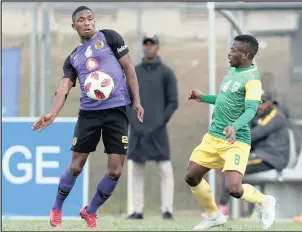  ?? Isithombe: BACKPAGEPI­X ?? UMDLALI weKaizer Chiefs, u-Itumeleng Shopane, ebanga ibhola noSiboniso Conco weLamontvi­lle Golden Arrows emdlalweni weMulticho­ice Diski Challenge eHammarsda­le Stadium izolo ntambama