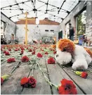  ?? Foto: Reuters / Eduard Korniyenko ?? Gedenken an Opfer von Beslan in der ausgebrann­ten Turnhalle.