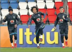  ??  ?? TITULARES. Neymar, Marcelo y Coutinho saldrán de inicio.