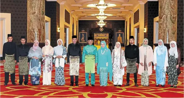  ?? — Bernama ?? Historic day: Sultan abdullah and raja Permaisuri agong Tunku Hajah azizah aminah maimunah iskandaria­h flanked by anwar and his wife datuk Seri dr Wan azizah Wan ismail along with their family members after the swearing-in ceremony at istana Negara in Kuala Lumpur.