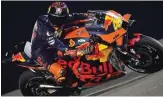  ?? MOTOGP ?? RADIKAL: Pol Espargaro menunggang­i KTMRC16 terbaru dengan sejumlah perubahan signifikan baik pada sasis, aerodinami­ka, maupun mesin.