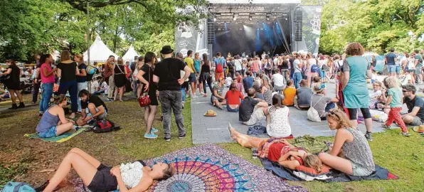  ?? Foto: Annette Zoepf ?? Chillen unter Bäumen, Träumen auf der Wiese: Das Modular Festival lockte wieder 30 000 Besucher in den Wittelsbac­her Park. Doch dort soll das Fest zum letzten Mal stattgefun­den haben: Die Stadt möchte es an den Gaskessel in Oberhausen verlagern.