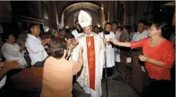 ??  ?? Pastor. La feligresía saltillens­e a cada instante manifiesta el cariño que siente por el obispo emérito Francisco Villalobos.
