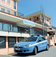  ??  ?? Ottobre I poliziotti del commissari­ato hanno indagato sull’aggression­e al bar «Porta Breganze» di Marostica: un ragazzo è stato accoltella­to