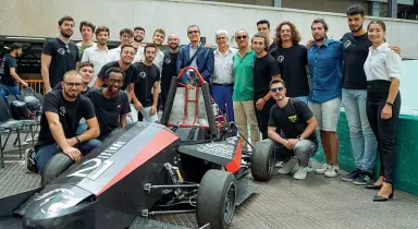  ?? ?? Il team racing Al Politecnic­o di Bari c’è un gruppo di universita­ri che si occupa di progettare le monoposto che vanno a gareggiare nelle corse della Formula Student