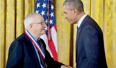  ??  ?? dalle mani di obama | Albert Bandura è stato premiato lo scorso 19 maggio con la National Medal of Science