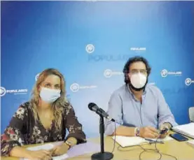  ?? EL PERIÓDICO ?? El portavoz del PP local, Jaime Vega, junto a la edil Nuria Camacho.