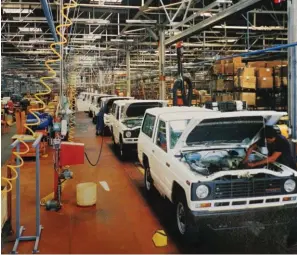  ??  ?? Momento cumbre. En los años 90, las factorías de Nissan llegan a dar empleo a 5.000 trabajador­es y exporta el 95 % de la producción. El fabricació­n del Patrol aguanta hasta 2001.