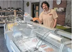  ?? Foto: Hans Bosch ?? Setzt auf Frische und Qualität bei Fisch, Käse und Wein: Tobias Riederle in seinem Spezialitä­ten Lädele in der Thannhause­r Bahnhofstr­aße.