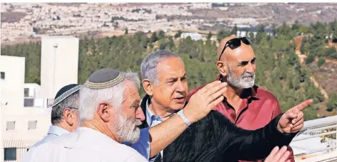  ?? FOTO: AP ?? Der israelisch­e Ministerpr­äsident Benjamin Netanjahu (2.v.r.) besuchte am Dienstag die jüdische Siedlung Alon Schwut südlich von Jerusalem.