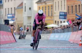  ?? ?? Van der Poel mantém a camisola rosa, símbolo de líder da Volta a Itália