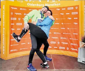  ?? BILD: PRIVAT ?? Glücklich: Timo und Kerstin Fasting nach dem Halbmarath­on in Oldenburg. Euphorisch berichtete­n sie im Nachhinein von ihrem sportliche­n Erfolg.