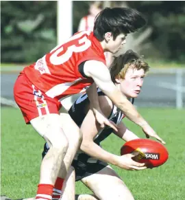  ??  ?? Riley Thomas of Trafalgar keeps the pressure on Yinnar’s Liam Jones-Sullivan in the fourths at Yinnar on Saturday.