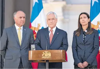  ?? (EFE) ?? Los ministros Teodoro Ribera y Carolina Schmidt acompañan al presidente Sebastián Piñera.