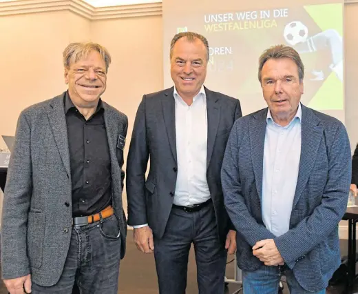  ?? Foto: Jens Dünhölter ?? Beim Sponsorena­bend des FSC Rheda im Hotel Königs konnte der erste Vorsitzend­e Markus Schweins (l.) Clemens Tönnies (M.) und Heribert Bruchhagen begrüßen.