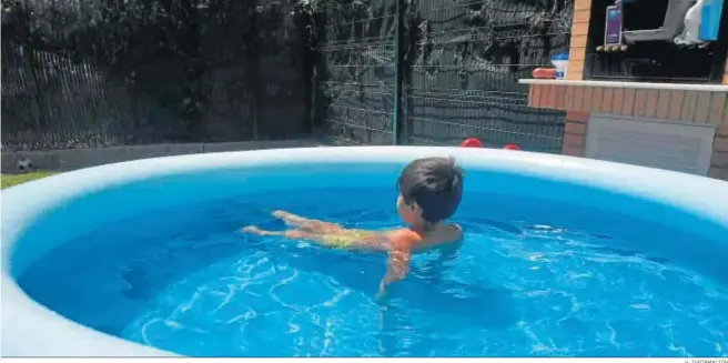  ?? H. INFORMACIÓ­N ?? Una piscina instalada en el patio de una vivienda de la capital onubense.