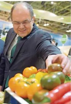  ?? FOTO: JENSEN/DPA ?? Mehr frisches Gemüse, weniger Zucker: Bundesernä­hrungsmini­ster Christian Schmidt (CSU) will, dass die Deutschen sich gesünder ernähren.