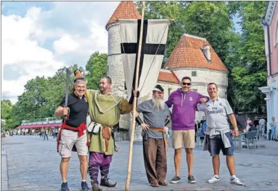  ??  ?? VISITA. Los aficionado­s aprovechar­on el día para visitar los lugares de interés de Tallin.