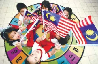  ?? BERNAMAPIX ?? ... Nur Wardhiya Eisha Firdaus Azim, four, (bottom) and his friends from Shah Alam eagerly flying the Jalur Gemilang yesterday in conjunctio­n with the upcoming 61st Independen­ce Day celebratio­n.