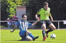  ?? SZ-FOTO: MAS ?? Vorjahress­ieger SV Ringingen (rechts, hier im Spiel gegen Donauriede­n) kam beim Erbacher Stadtpokal auf den zweiten Platz.