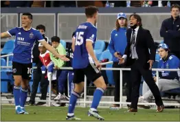  ?? RAY CHAVEZ — BAY AREA NEWS GROUP ?? San Jose Earthquake­s head coach Matias Almeyda gives instructio­ns to his players during a game last season.