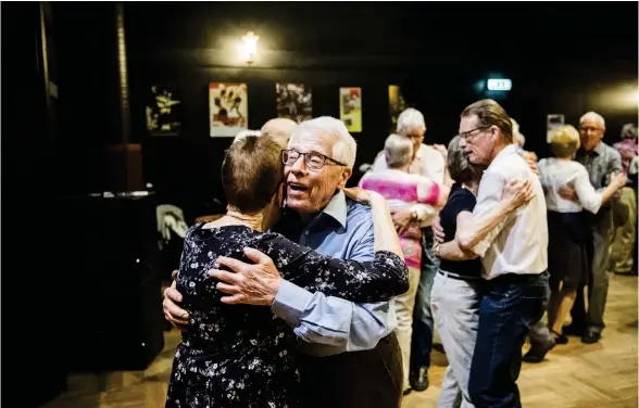  ?? Bild: ROGER LARSSON ?? VÄLBESÖKT. Arne Hansson var en av de cirka 70 danssugna som dök upp i Kulturhuse­t på tisdagen.