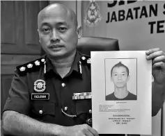  ??  ?? Terengganu Criminal Investigat­ion Department chief ACP Fazlisyam Abdul Majid showing the photo of Alliman Hanafi. - Bernama photo