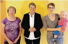  ?? FOTO: NN ?? Hebamme Christine Niersmann, Bundesmini­sterin Barbara Hendricks und Sarah Kaufmann, Mother Hood, mit ihrer Tochter, von links.