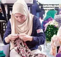  ??  ?? BAJU yang mempunyai kerosakan kecil akan dibaiki terlebih dulu.