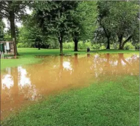  ?? EVAN BRANDT — DIGITAL FIRST MEDIA ?? As so often happens in heavy rains, the Manatawny Creek flooded low-lying areas of Memorial Park in Pottstown on Aug. 13.