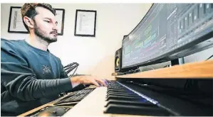  ?? ?? Nicht nur am Flügel, sondern auch am PC komponiert und produziert der Dinslakene­r seine Musik.