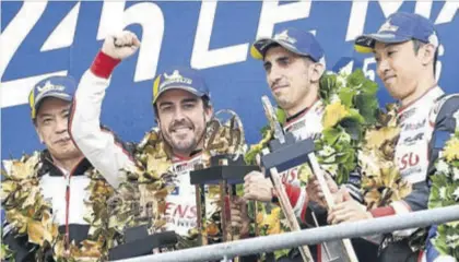  ?? AFP ?? Fernando Alonso (segundo por la izquierda) celebra su victoria en Le Mans, ayer.