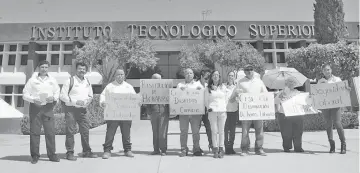  ??  ?? Grupos de maestros y trabajador­es del nuevo sindicato se manifestar­on en contra de directivos del Instituto Tecnológic­o Superior de Lerdo