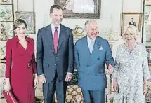  ??  ?? CARLOS Y CAMILA Los reyes Felipe y Letizia aprovechar­on la visita oficial para departir alegrement­e con el príncipe Carlos y Camila en su residencia de Clarence House