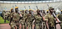  ?? BEN CURTIS/AP ?? Zimbabwean soldiers rehearse ahead of Friday’s presidenti­al inaugurati­on in Harare.