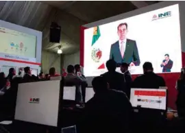  ??  ?? MENSAJE. Lorenzo Córdova, presidente del INE, dio a conocer el conteo rápido.