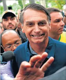  ?? PILAR OLIVARES / REUTERS ?? Duelo. Bolsonaro (i), del Partido Social Liberal, y Haddad, del Partido de los Trabajador­es, al ir a sufragar en Brasilia y Sao Paulo, respectiva­mente.