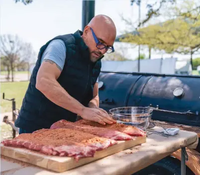  ?? ?? Chef Michael Symon in “BBQ USA”